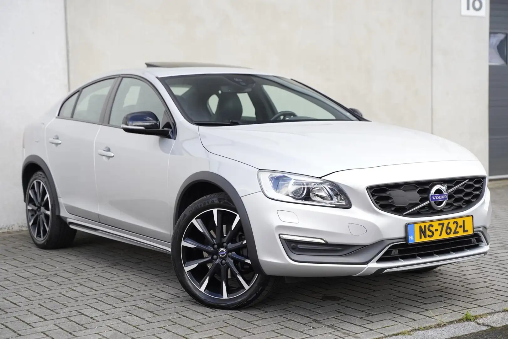 Volvo S60 Cross Country 2.0 D4 Nordic+, Leder, Automaat, NAP Gris - 2