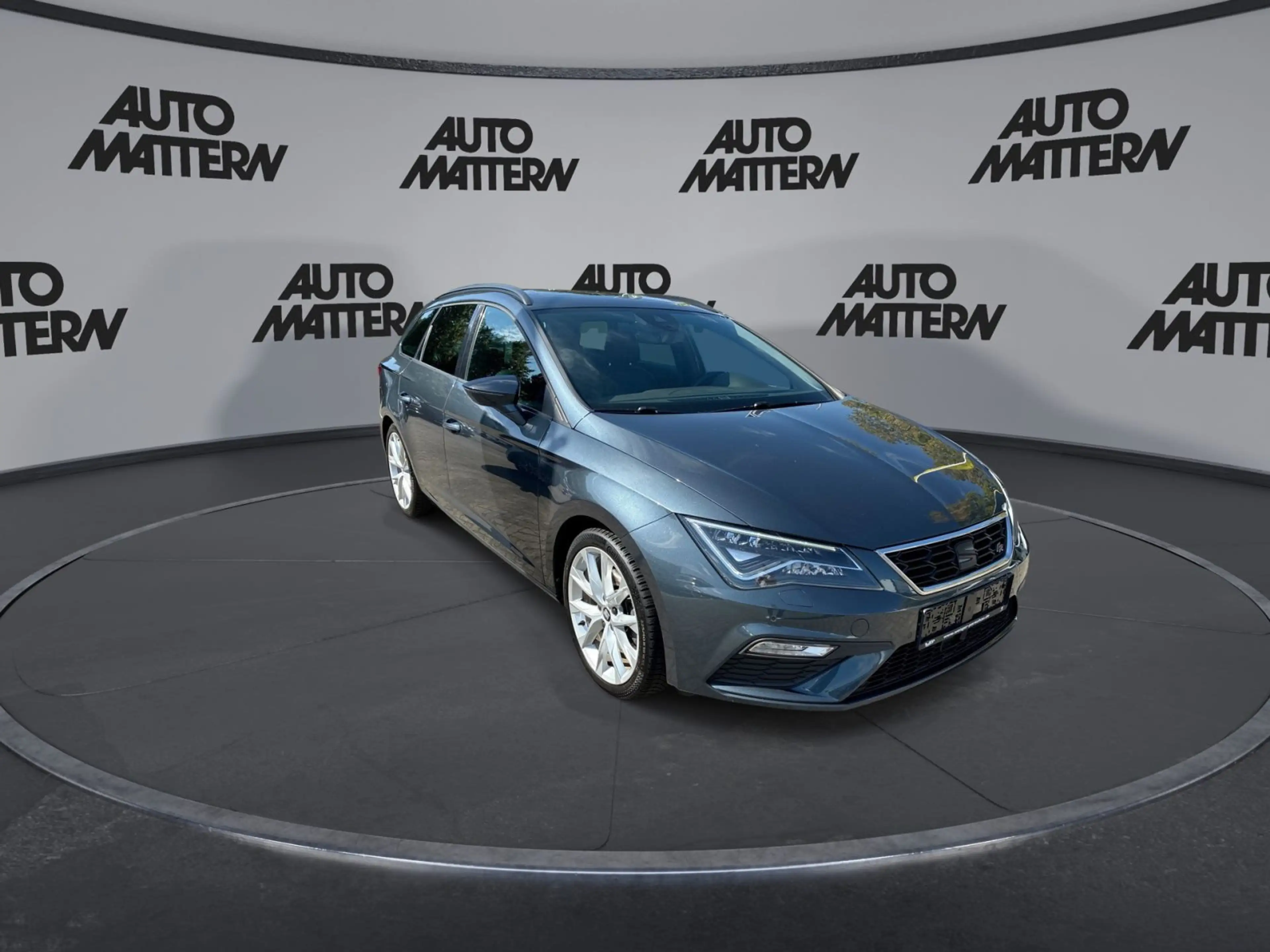 SEAT Leon ST 2.0 TSI FR — photo 2