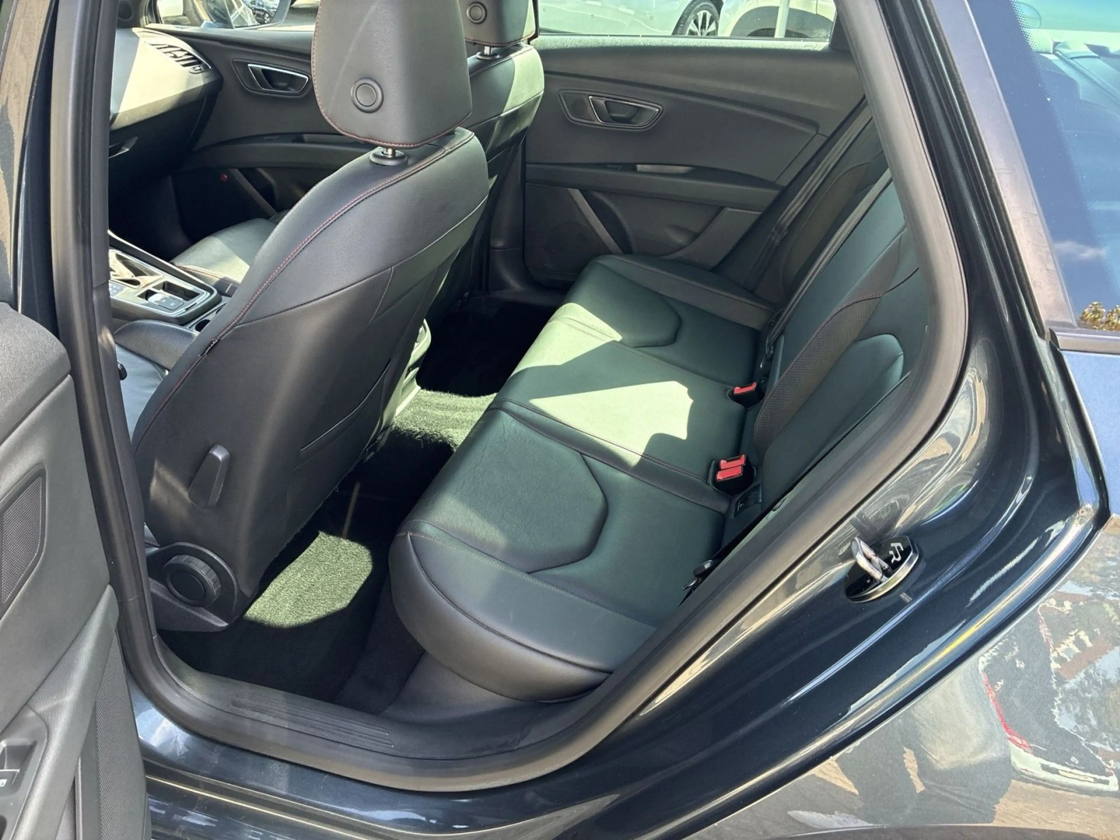 SEAT Leon ST 2.0 TSI FR — photo 13