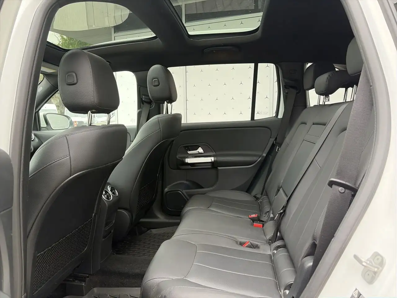 Mercedes-Benz GLB снимка Mercedes-Benz GLB