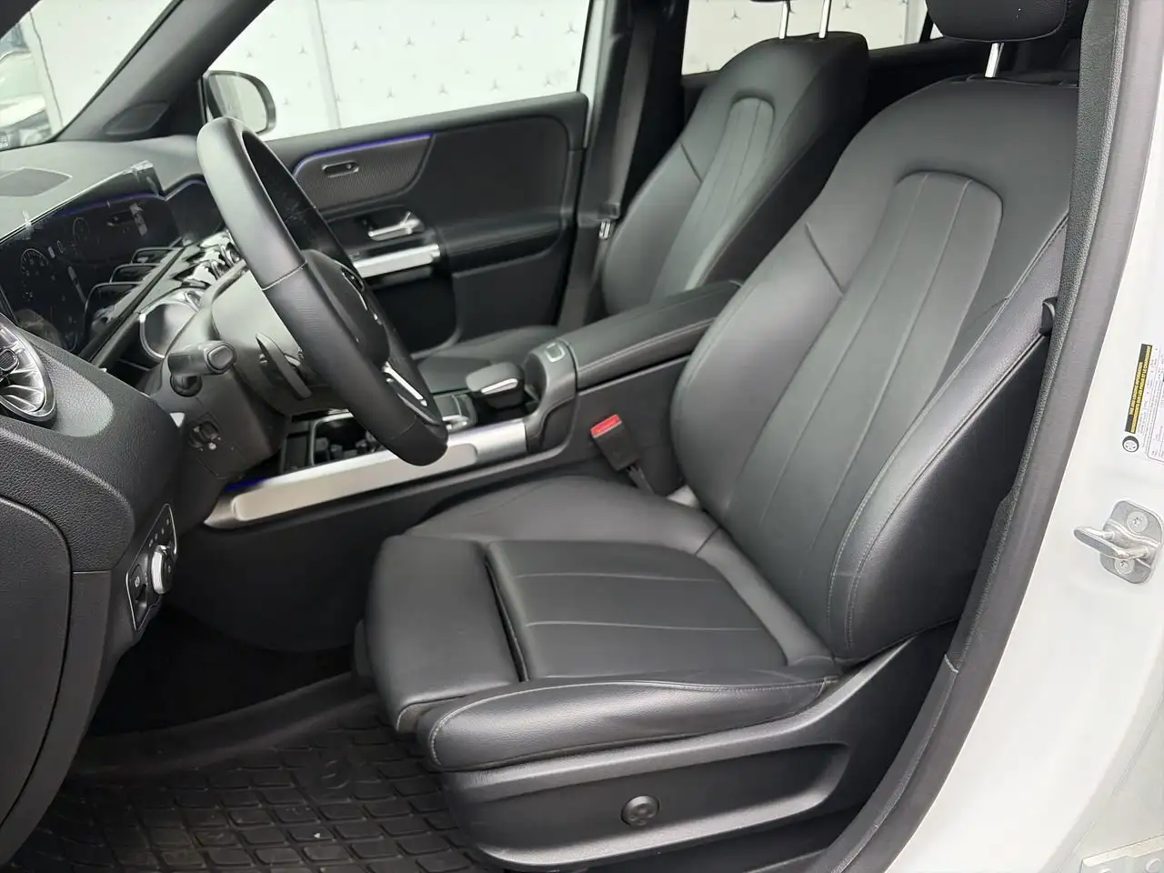 Mercedes-Benz GLB снимка Mercedes-Benz GLB