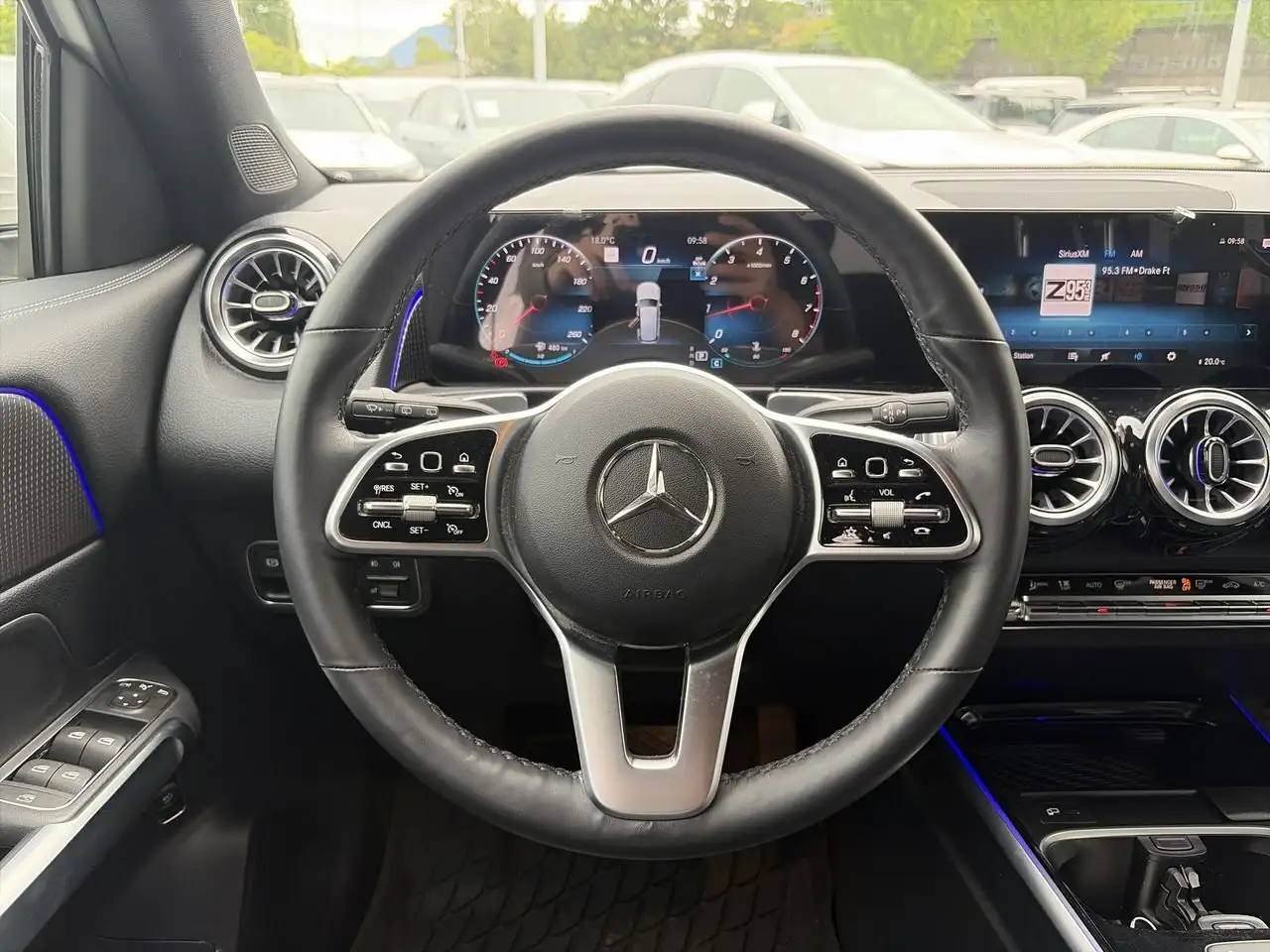 Mercedes-Benz GLB снимка Mercedes-Benz GLB