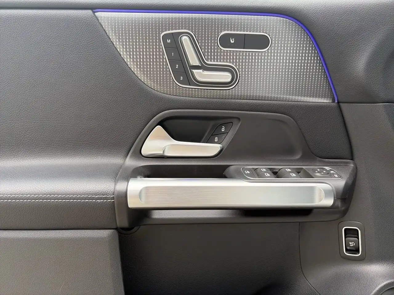 Mercedes-Benz GLB снимка Mercedes-Benz GLB