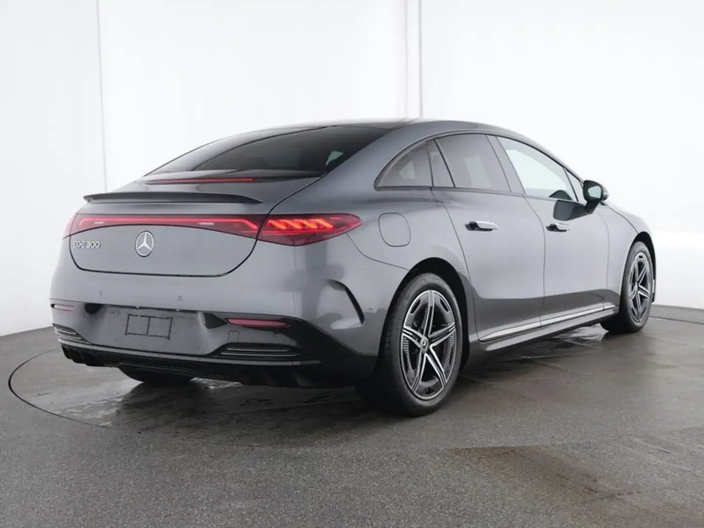 Mercedes-Benz EQE 300 AMG Premium Night Pano Multikontur 22W Grau - 2