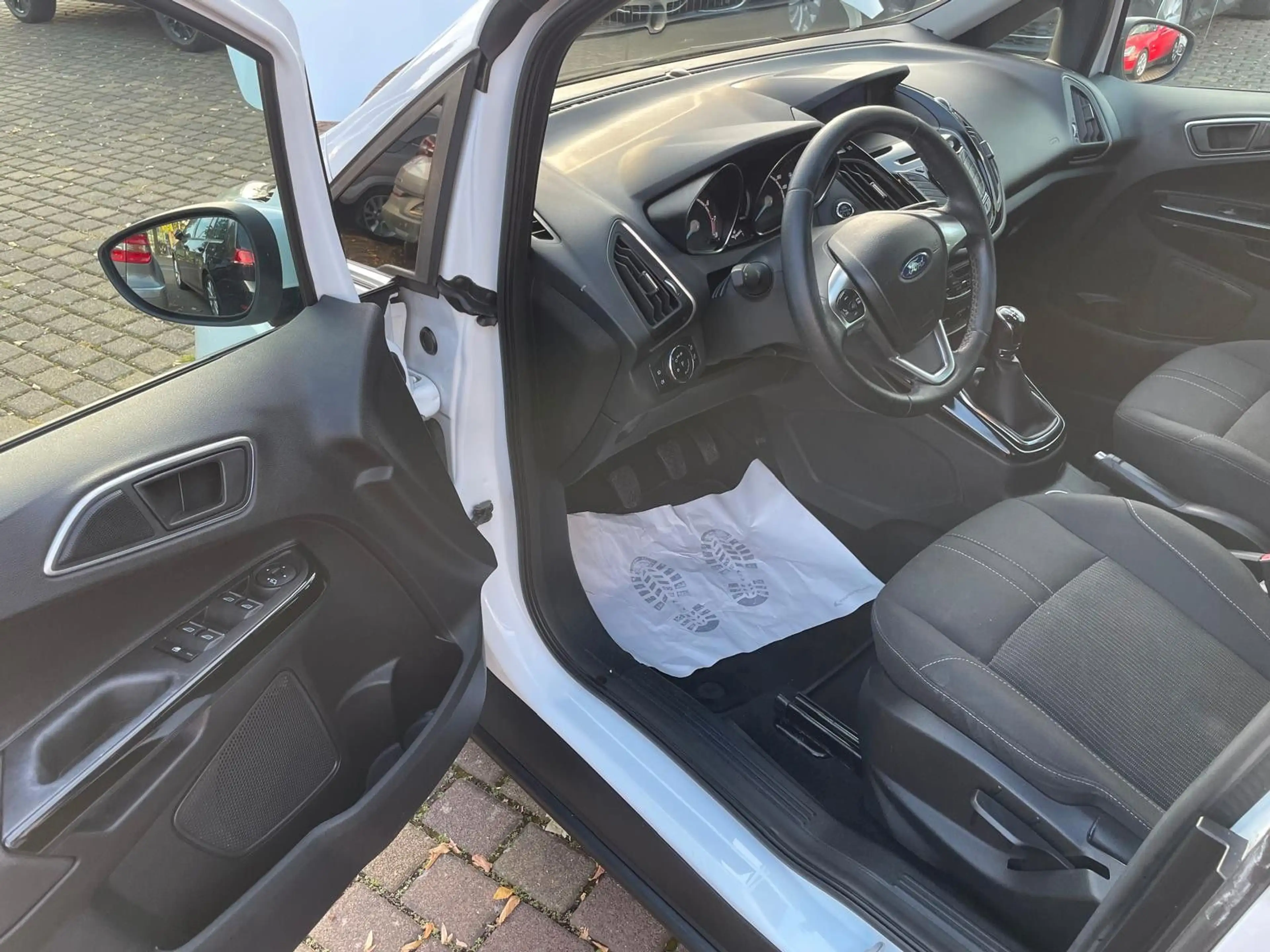 Ford B-Max B-MAX Titanium — photo 12