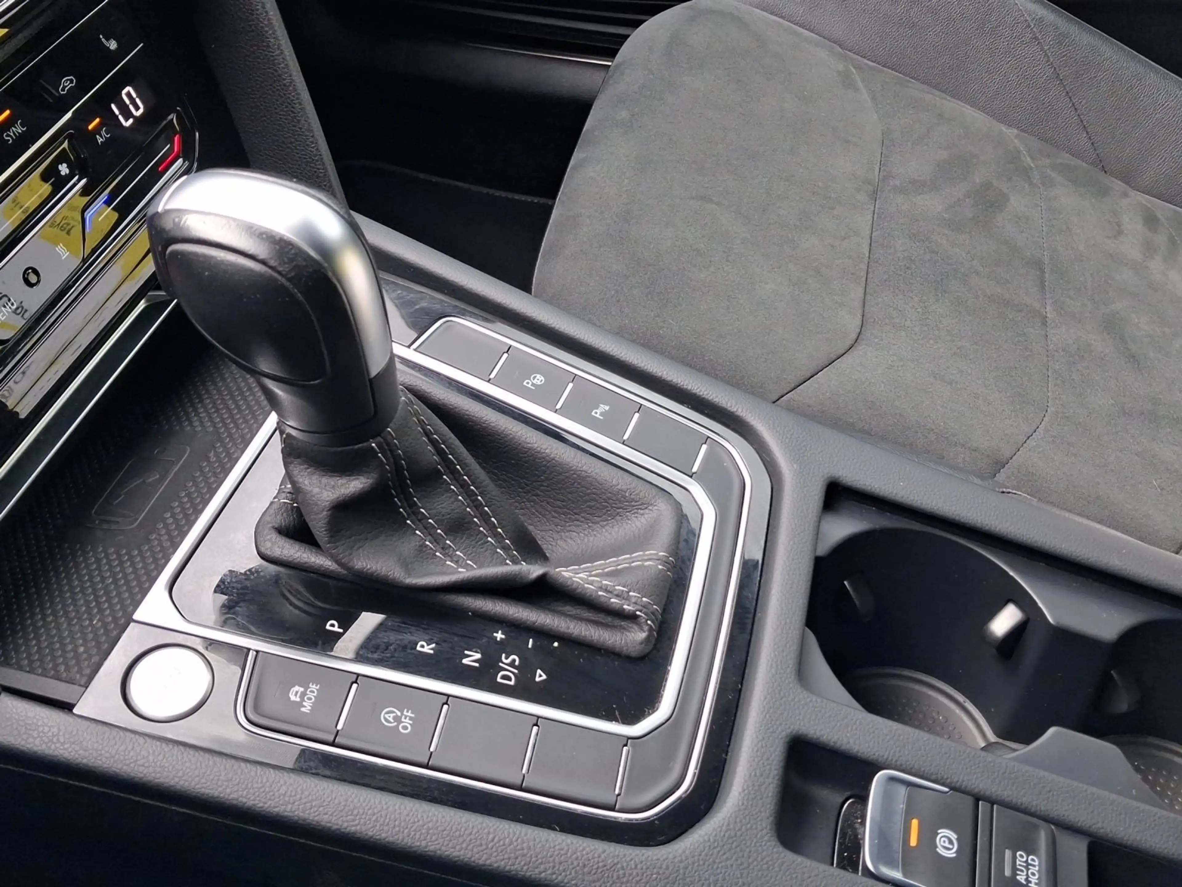 Volkswagen Arteon 2.0 TDI DSG R-LINE ST.HEIZ — photo 11