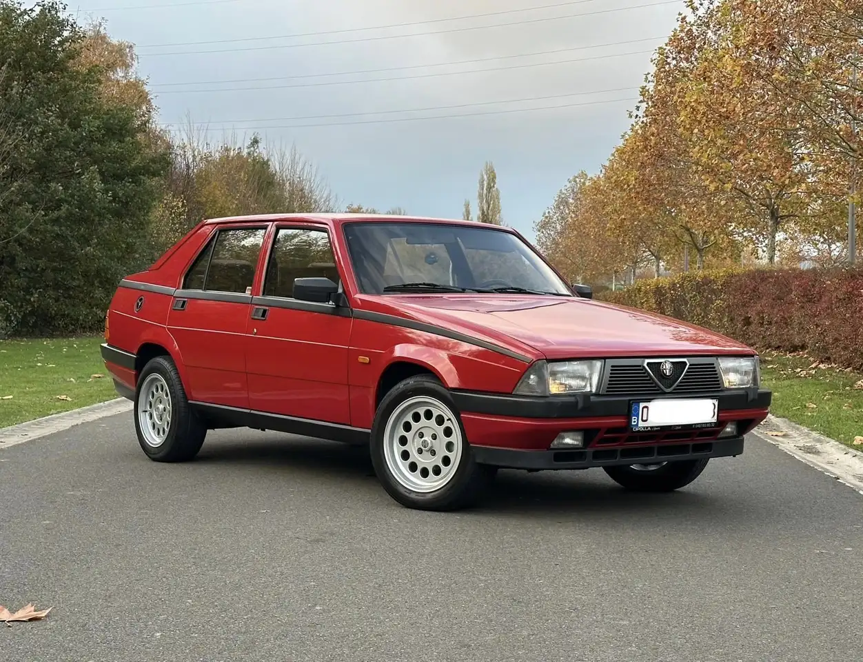 Alfa Romeo 75 2.0 carbu, foto 1