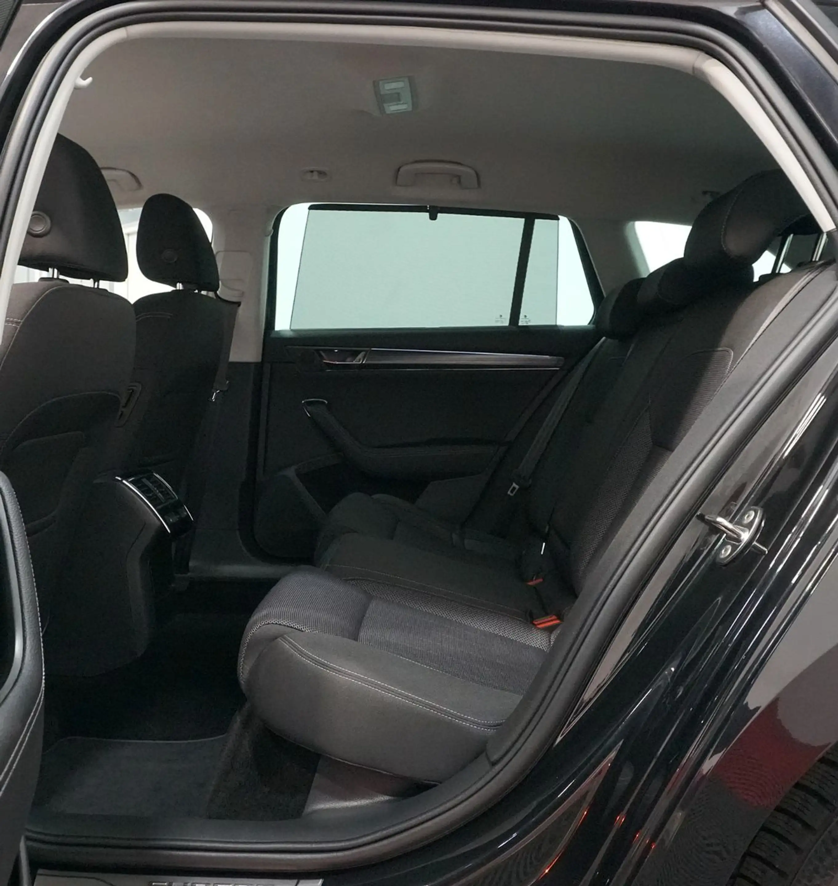 Skoda Superb Combi Style 2.0 TDI*ACC*STDHZ*AHK*RFK* — photo 15