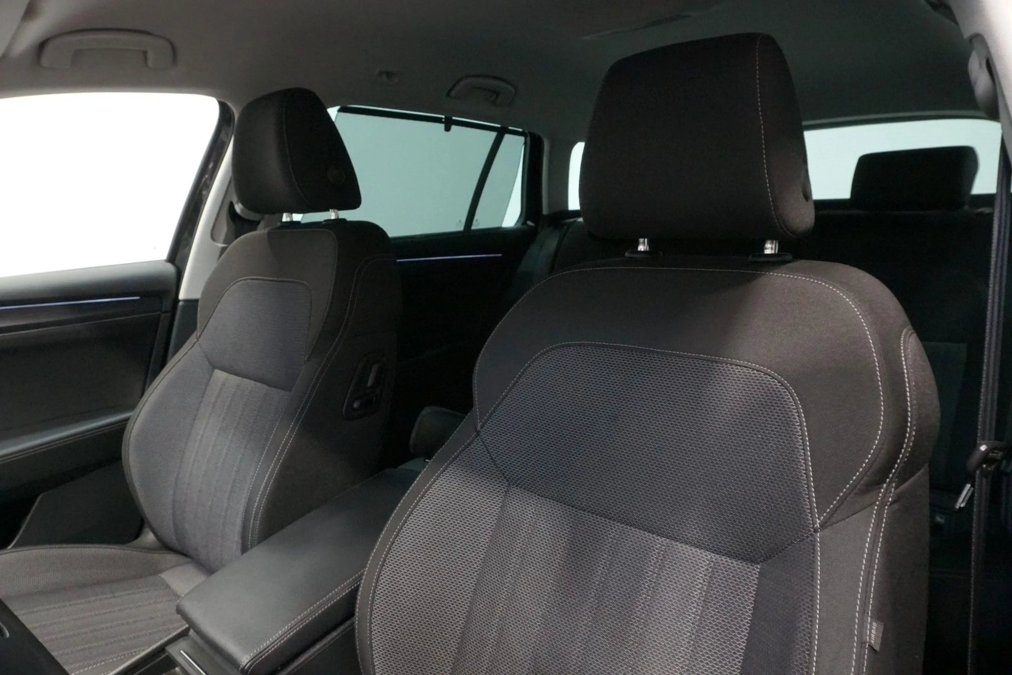 Skoda Superb Combi Style 2.0 TDI*ACC*STDHZ*AHK*RFK* — photo 10