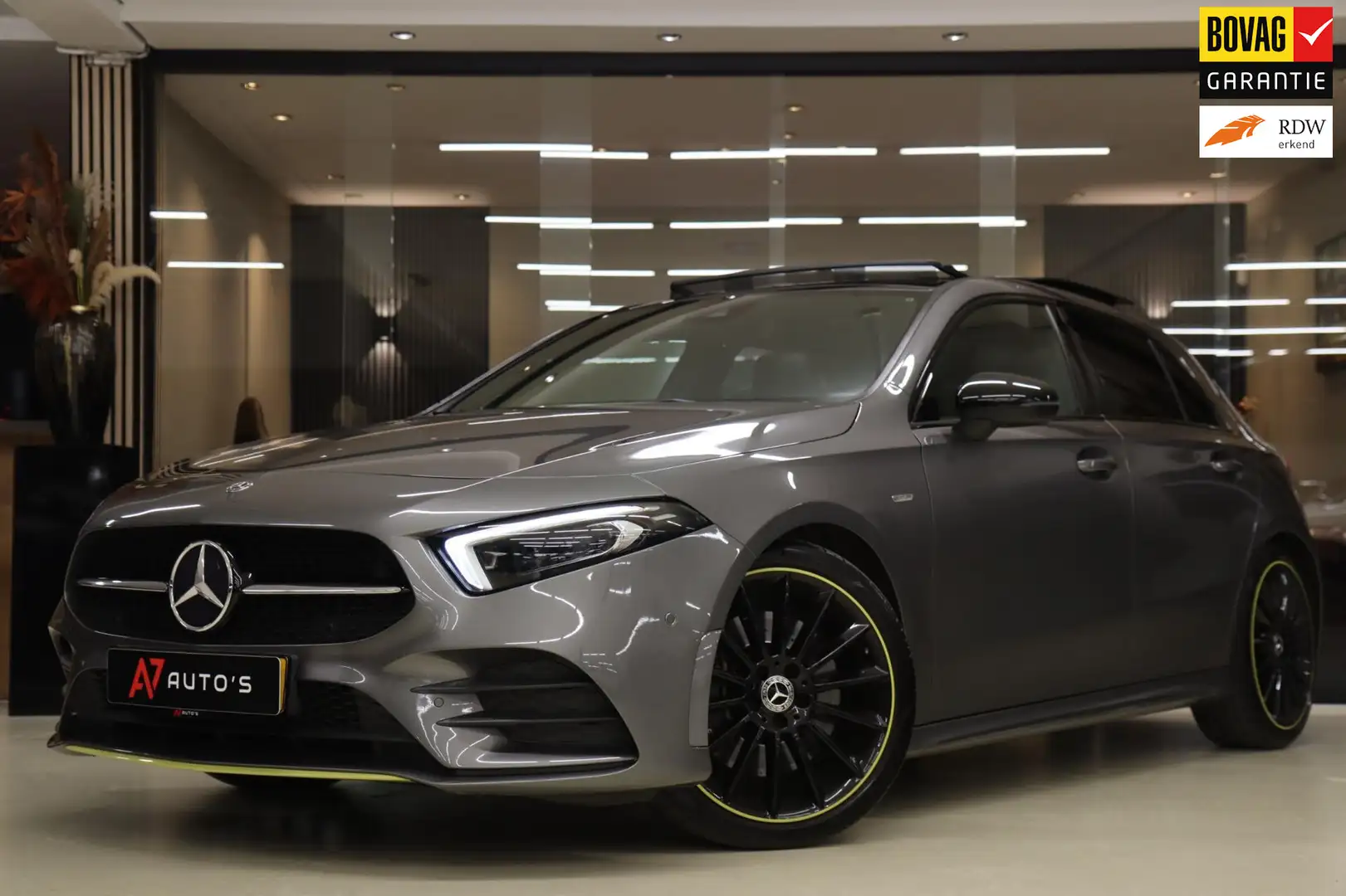 Mercedes-Benz A 250 AMG Edition 1 /PANO/SFEER/CAM/LANE ASSIST/BOMVOL! Grijs - 1
