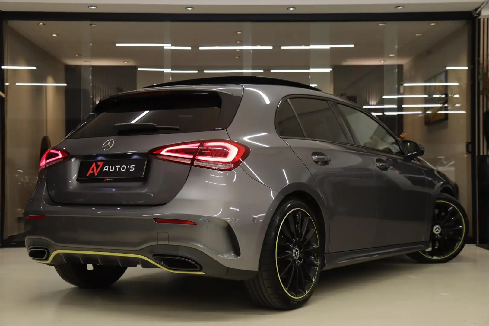 Mercedes-Benz A 250 AMG Edition 1 /PANO/SFEER/CAM/LANE ASSIST/BOMVOL! Grijs - 2