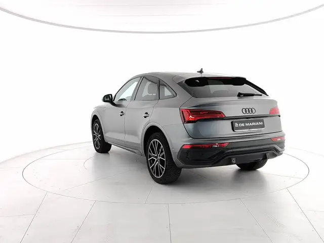 Audi Q5 view 3