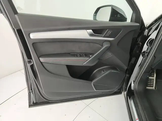 Audi Q5 view 12