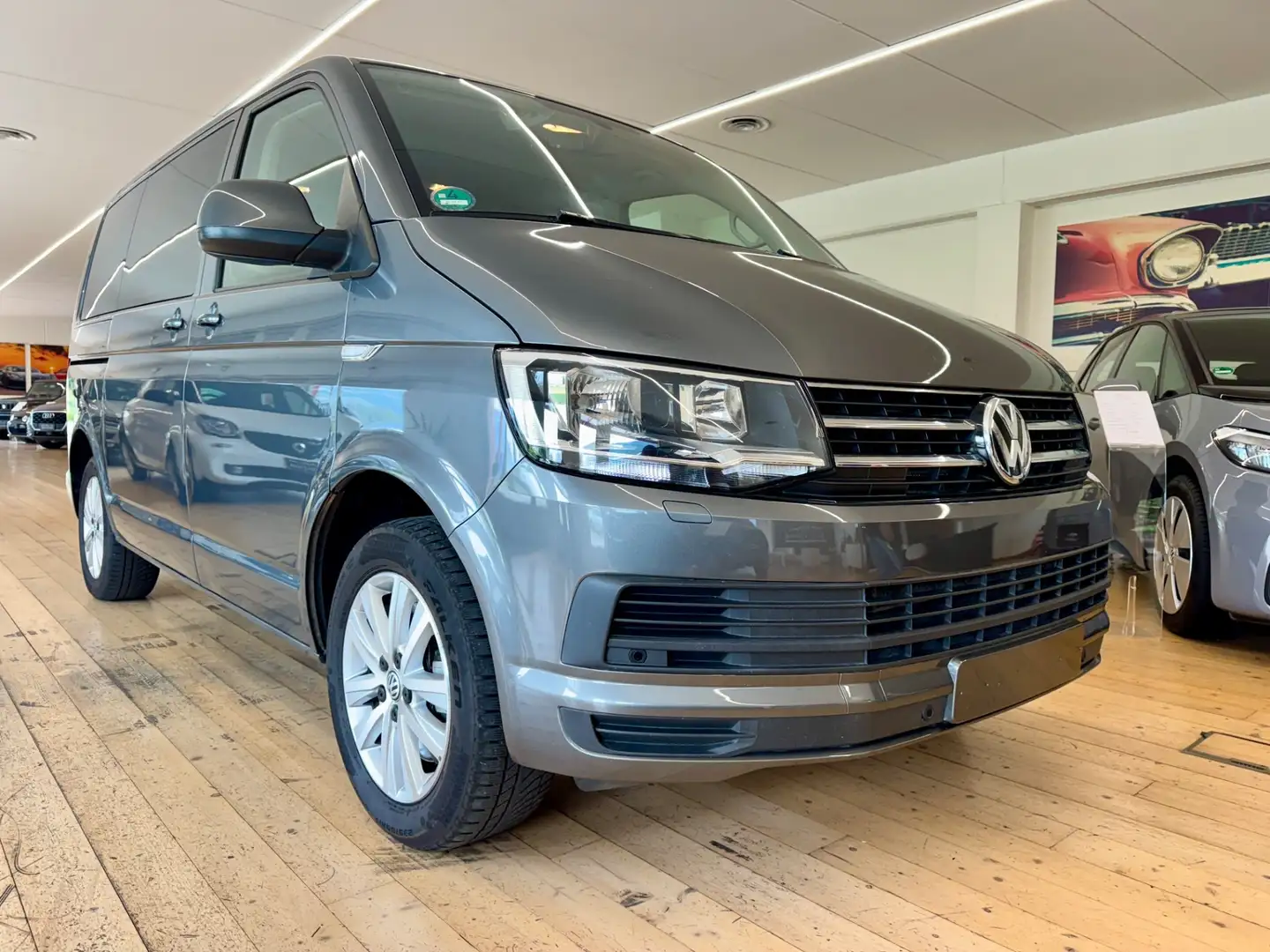 Volkswagen T6 Multivan Van Gris - 1