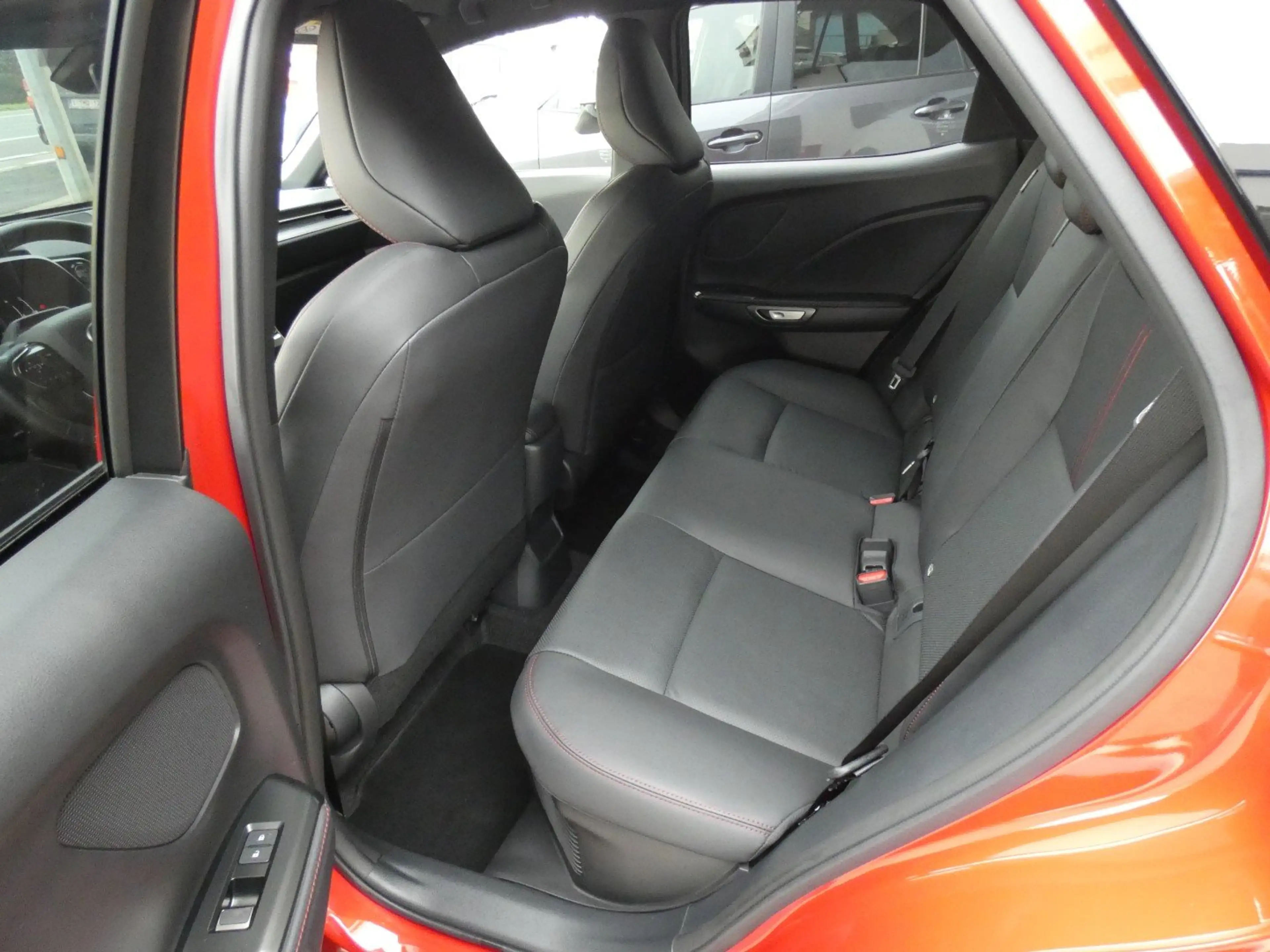 Lexus LBX Hybrid Emotion *LEDER* +Stuurwiel&Zetelverwarming — photo 9