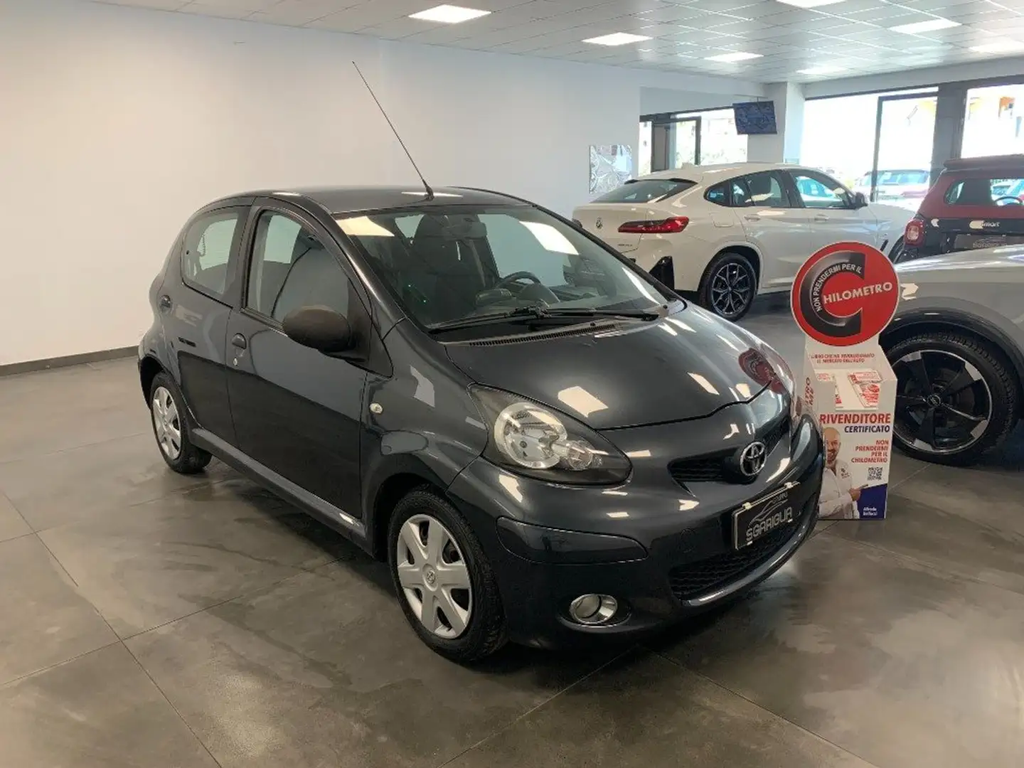 Toyota Aygo 1.0 Benzina 5 Porte Now Connect Grigio - 1