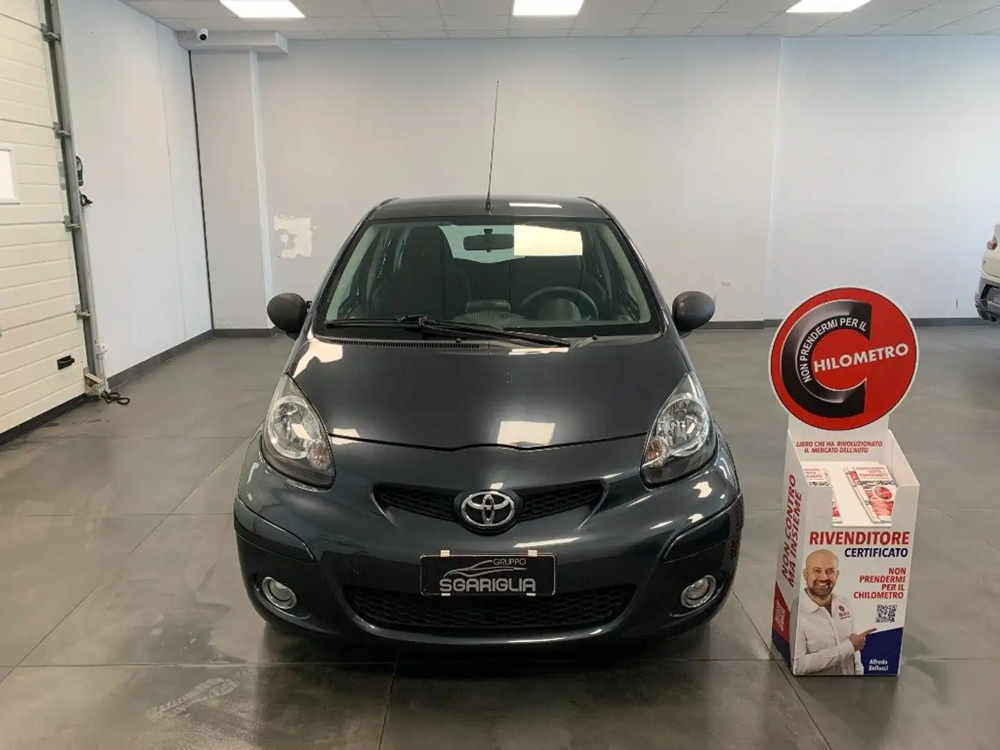 Toyota Aygo 1.0 Benzina 5 Porte Now Connect Grigio - 2