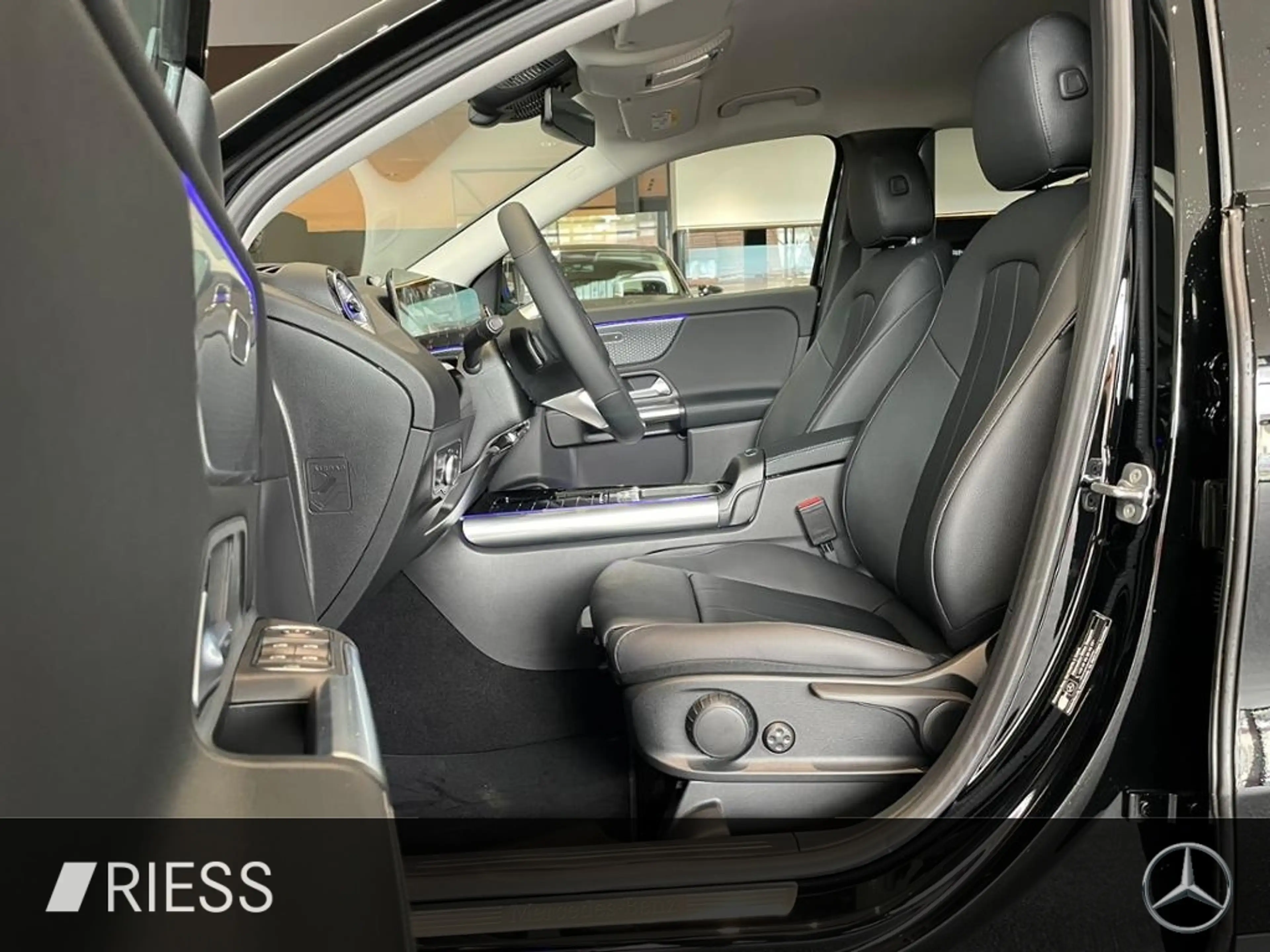 Mercedes-Benz GLA 200 d 4M AMG+AHK+DISTRONIC+MULTIBEAM+KEYLESS — photo 3