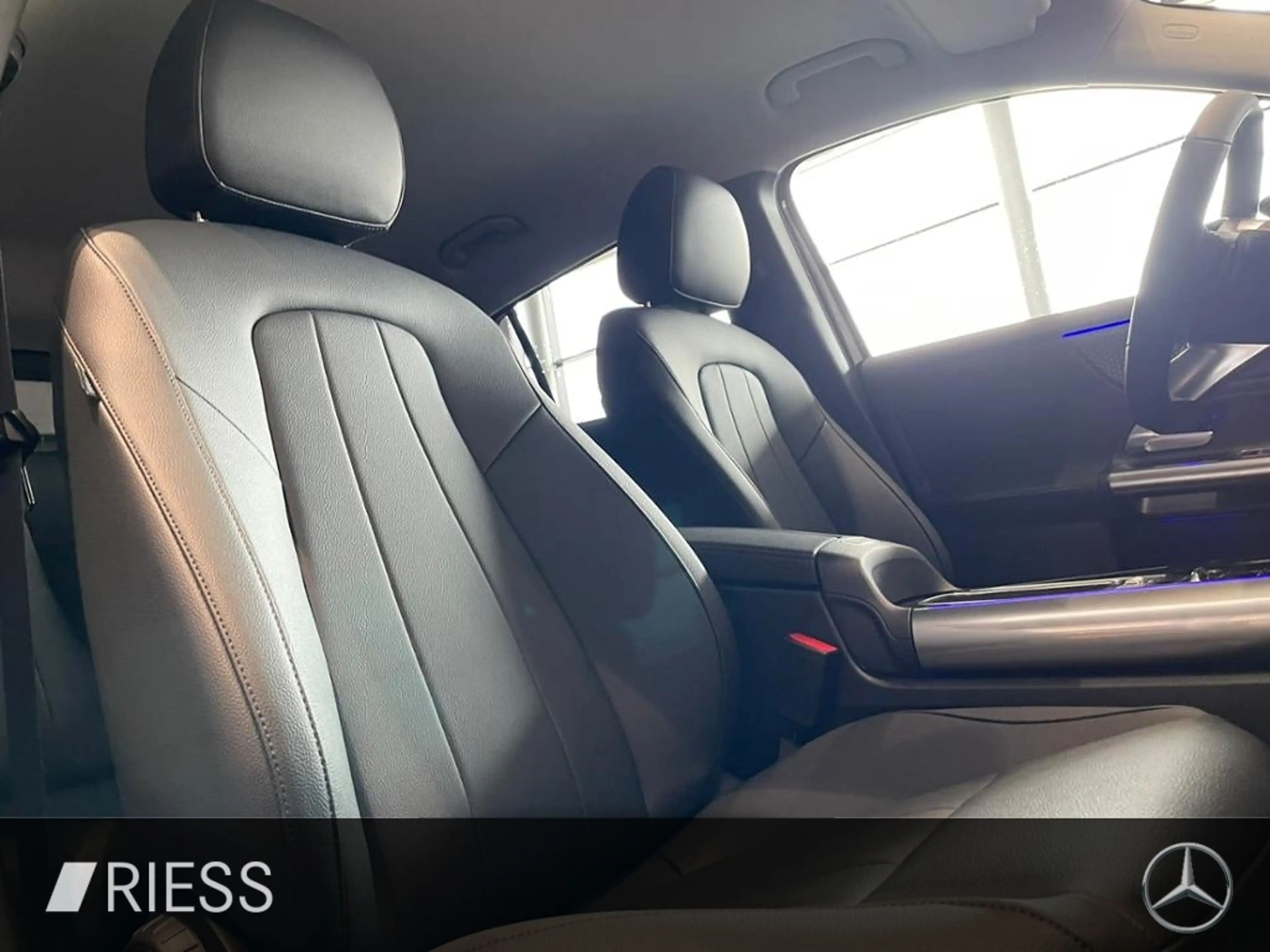 Mercedes-Benz GLA 200 d 4M AMG+AHK+DISTRONIC+MULTIBEAM+KEYLESS — photo 11