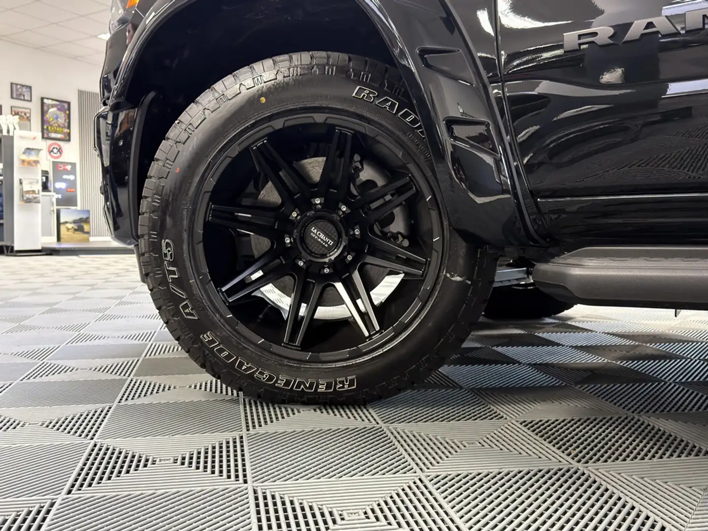 Dodge RAM 1500 Laramie Night AK Customs Umbau LPG Negro - 2