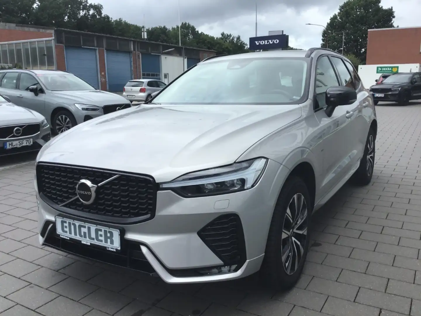 Volvo XC60 B4 (Benzin) Plus Dark PanoDach Leder Cam Argent - 2