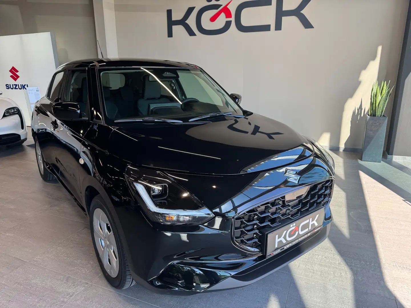 Suzuki Swift 1,2 Hybrid DualJet Shine CVT Schwarz - 2