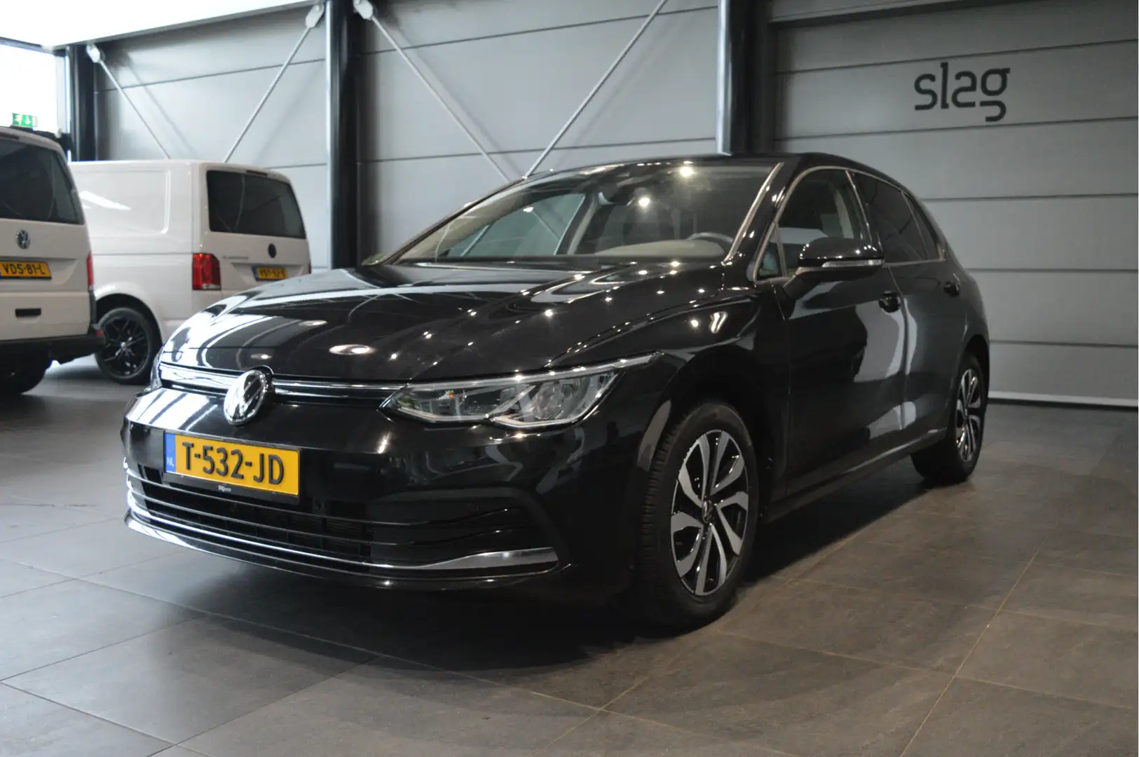 Volkswagen Golf 1.5 TSI ACTIVE navi clima cruise led pdc 150 pk !! Zwart - 2