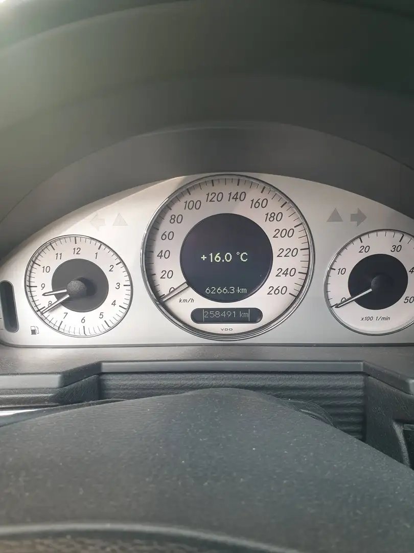 Mercedes-Benz E 270 E 270 T -Avantgarde CDI Aut. -Avantgarde Schwarz - 2