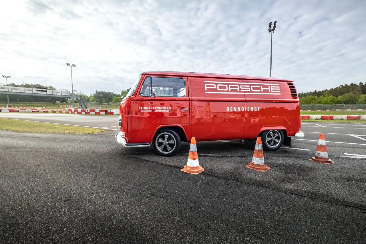 Volkswagen T2__MODEL_ALL Kasten Porsche Renndienst Hommage GA, foto 4
