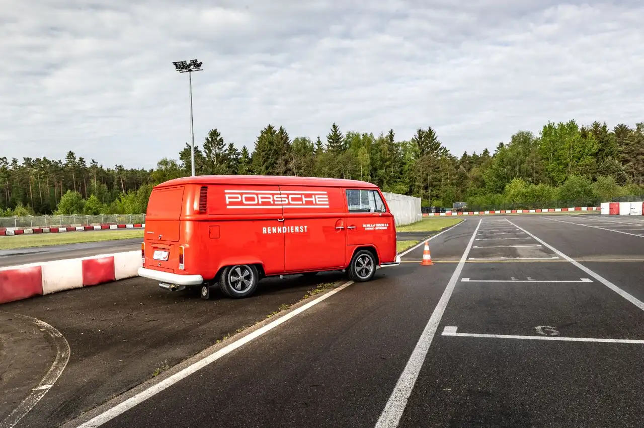 Volkswagen T2__MODEL_ALL Kasten Porsche Renndienst Hommage GA, foto 3
