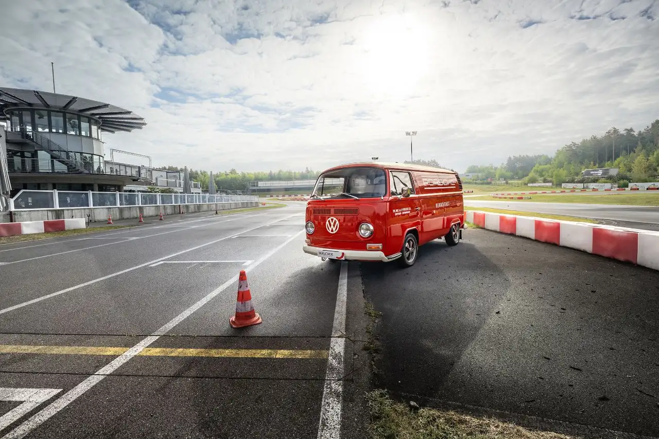 Volkswagen T2__MODEL_ALL Kasten Porsche Renndienst Hommage GA, foto 2