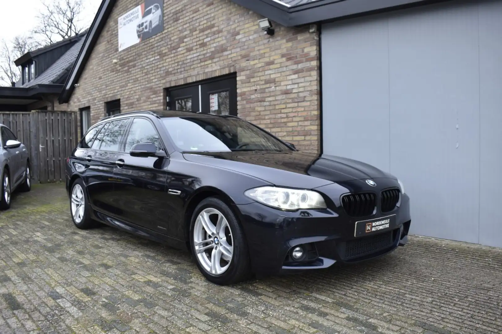 BMW 520 520D M SPORT ED. Xenon, Pano, Alcantara Black - 2