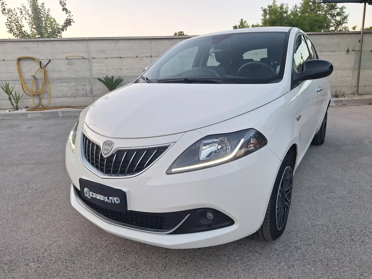 Lancia Ypsilon GOLD 1.2 GPL 69cv NAV Blanc - 1