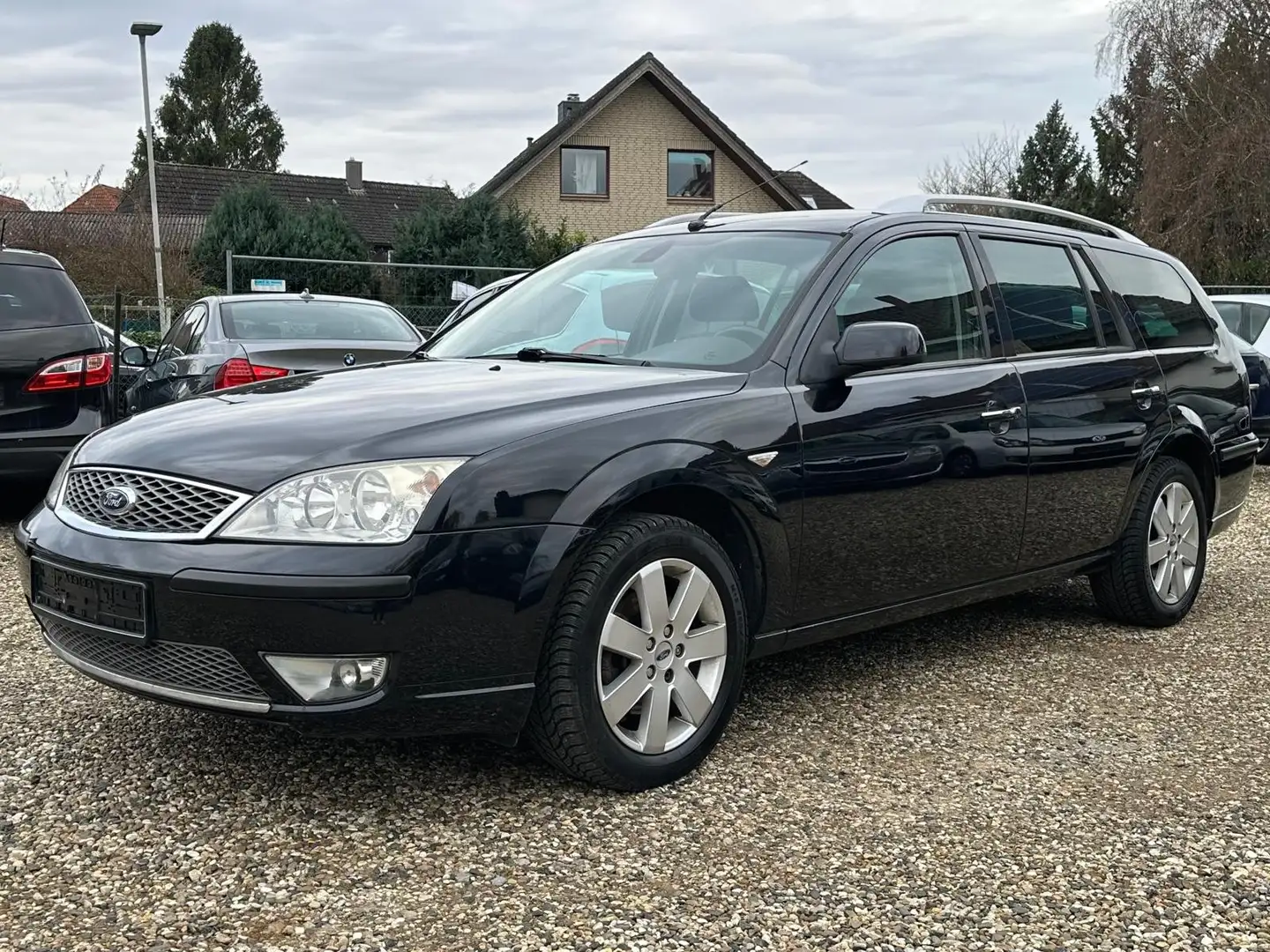 Ford Mondeo 1.8 Titanium Sitzheizung PDC 8xBereift Klima Schwarz - 1