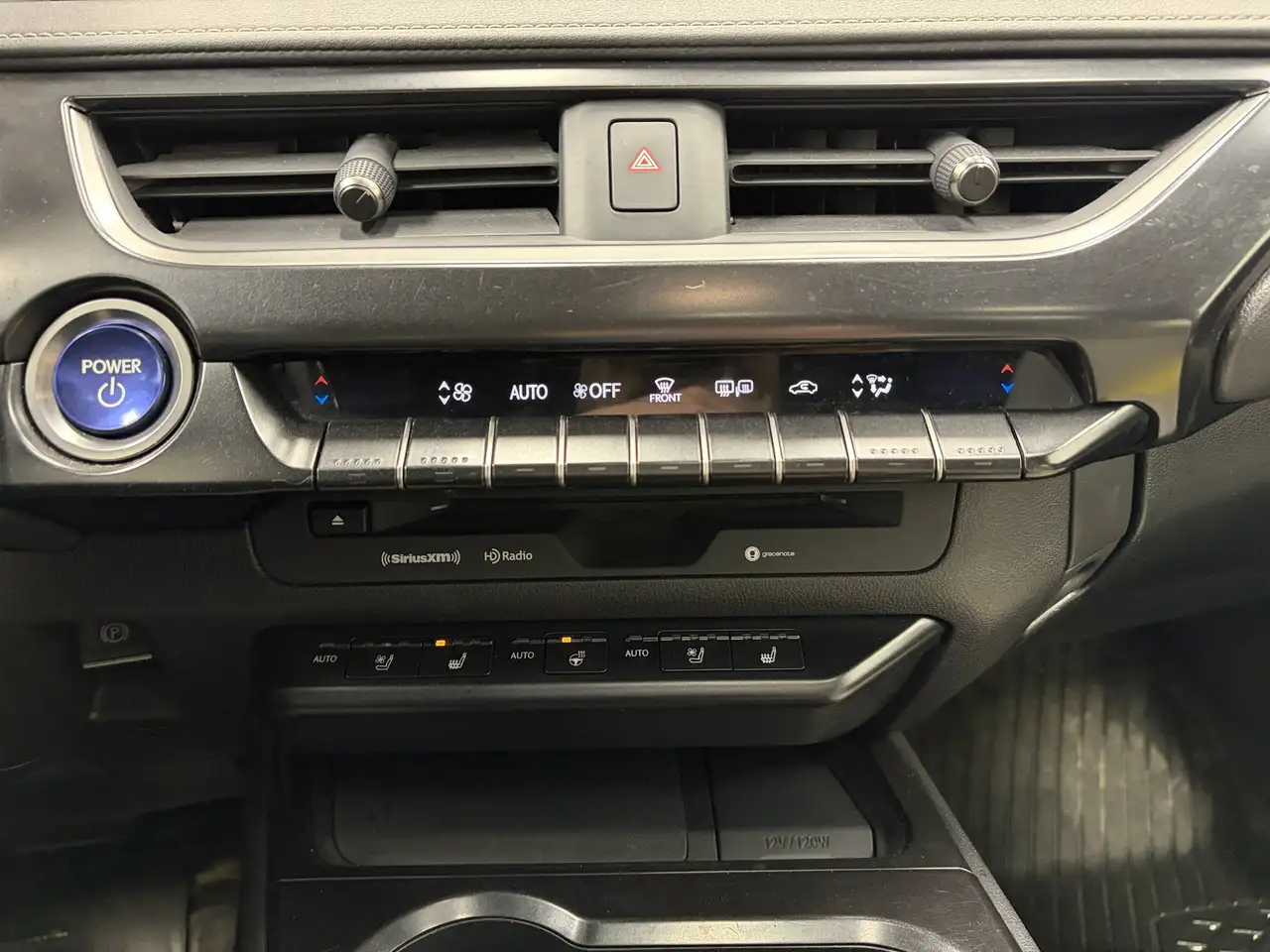 Lexus UX снимка Lexus UX