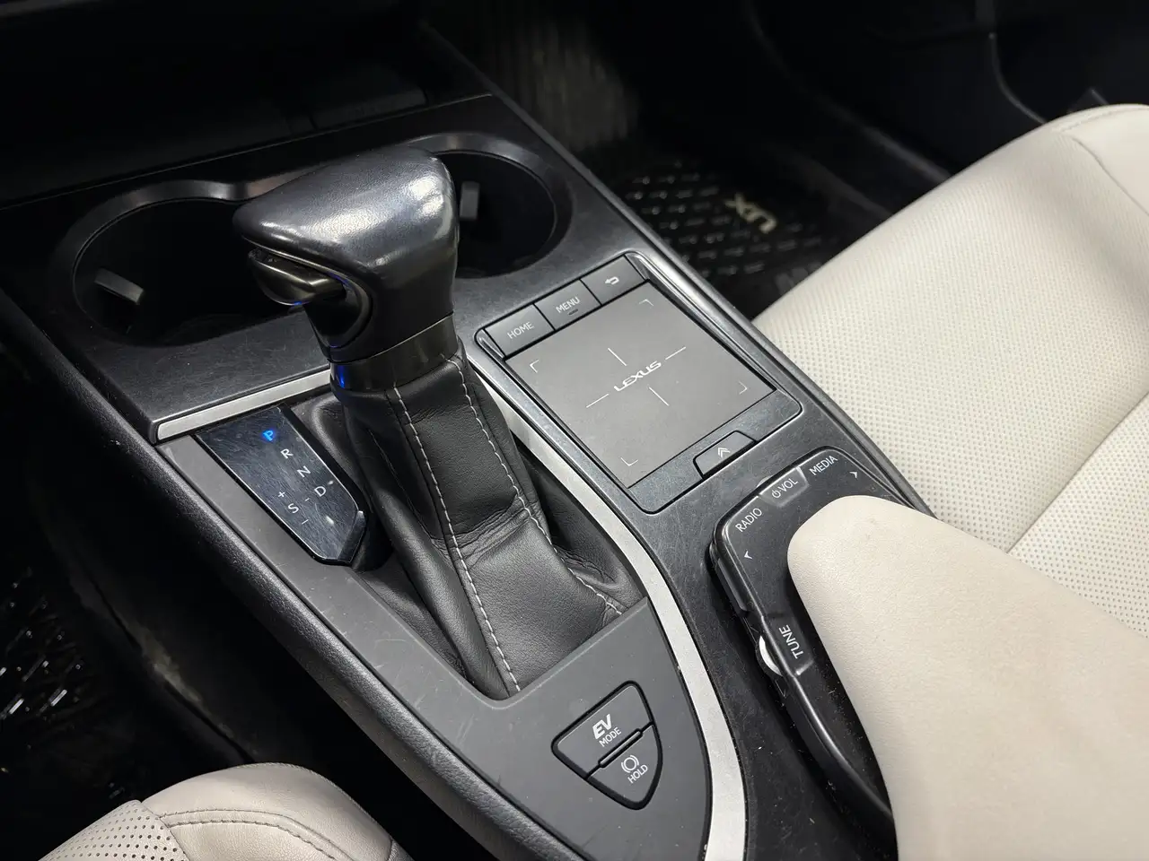 Lexus UX снимка Lexus UX