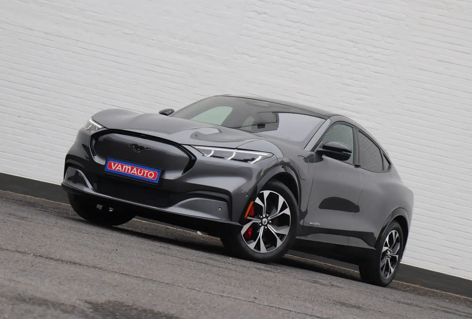 Ford Mustang Mach-E 76 kWh AWD Premium - Keyless/Memory/B&O/Pano/360 Grijs - 2