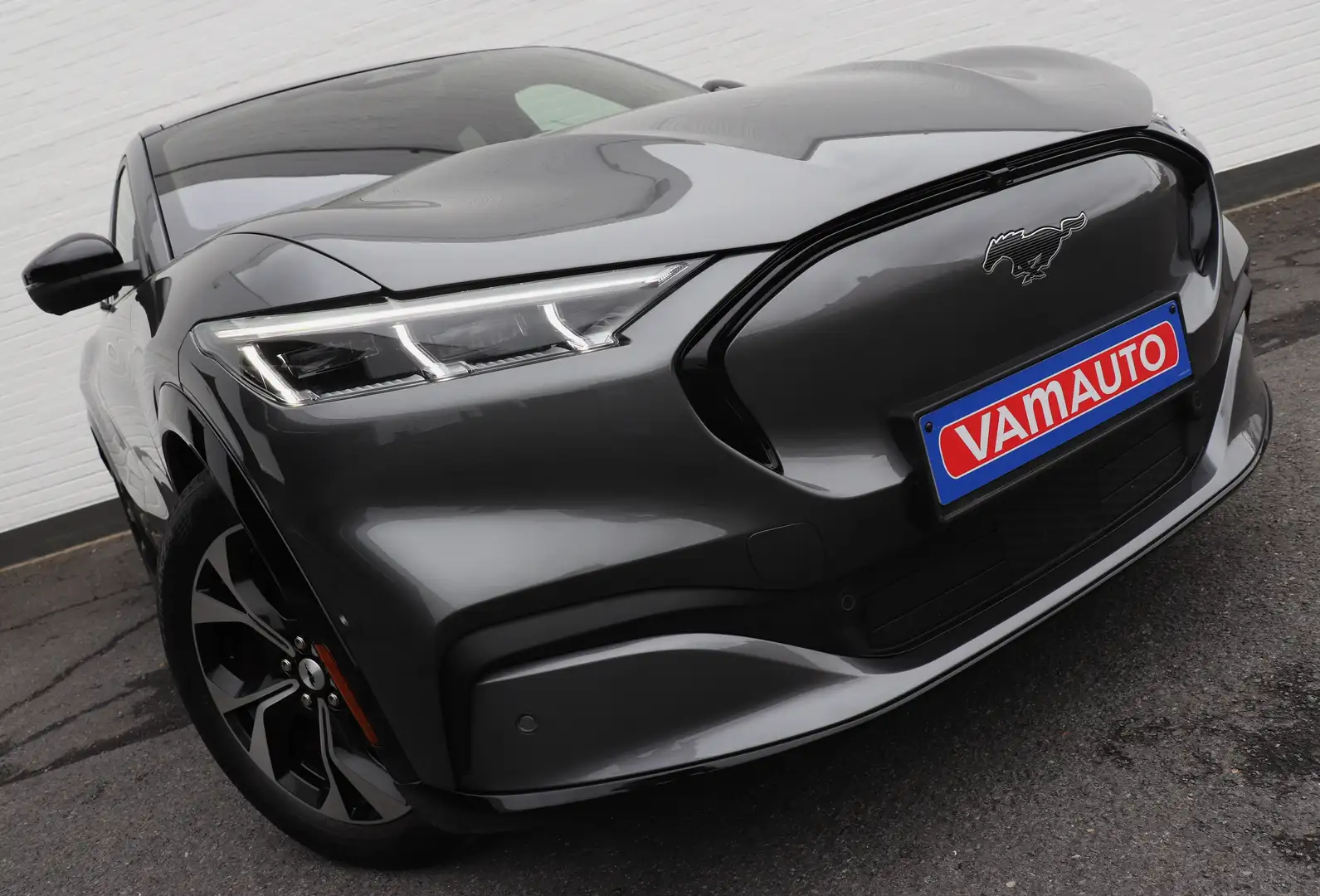 Ford Mustang Mach-E 76 kWh AWD Premium - Keyless/Memory/B&O/Pano/360 Grijs - 1