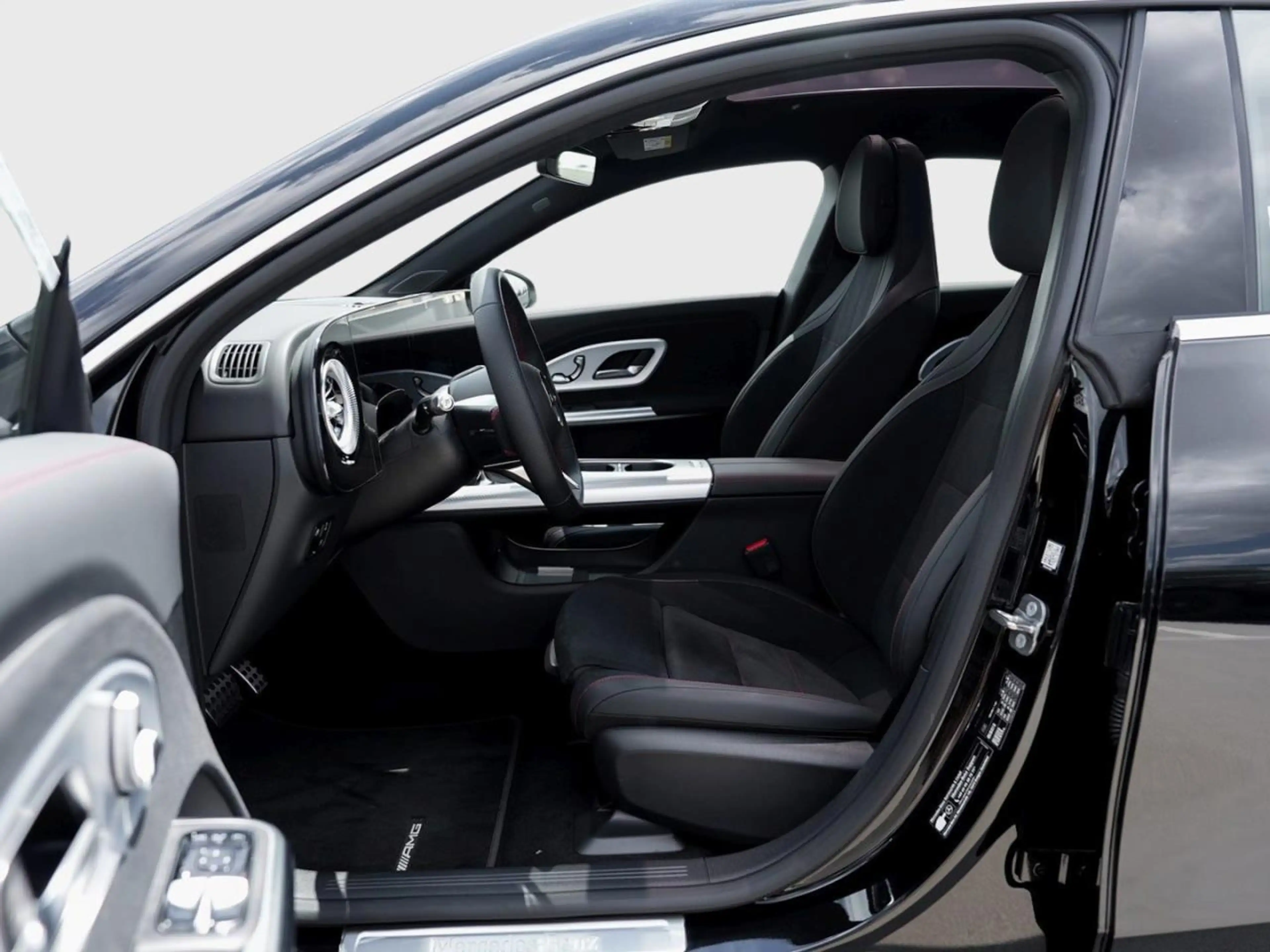 Mercedes-Benz CLA 250 + Shooting Brake mit EQ Technologie AMG — photo 7