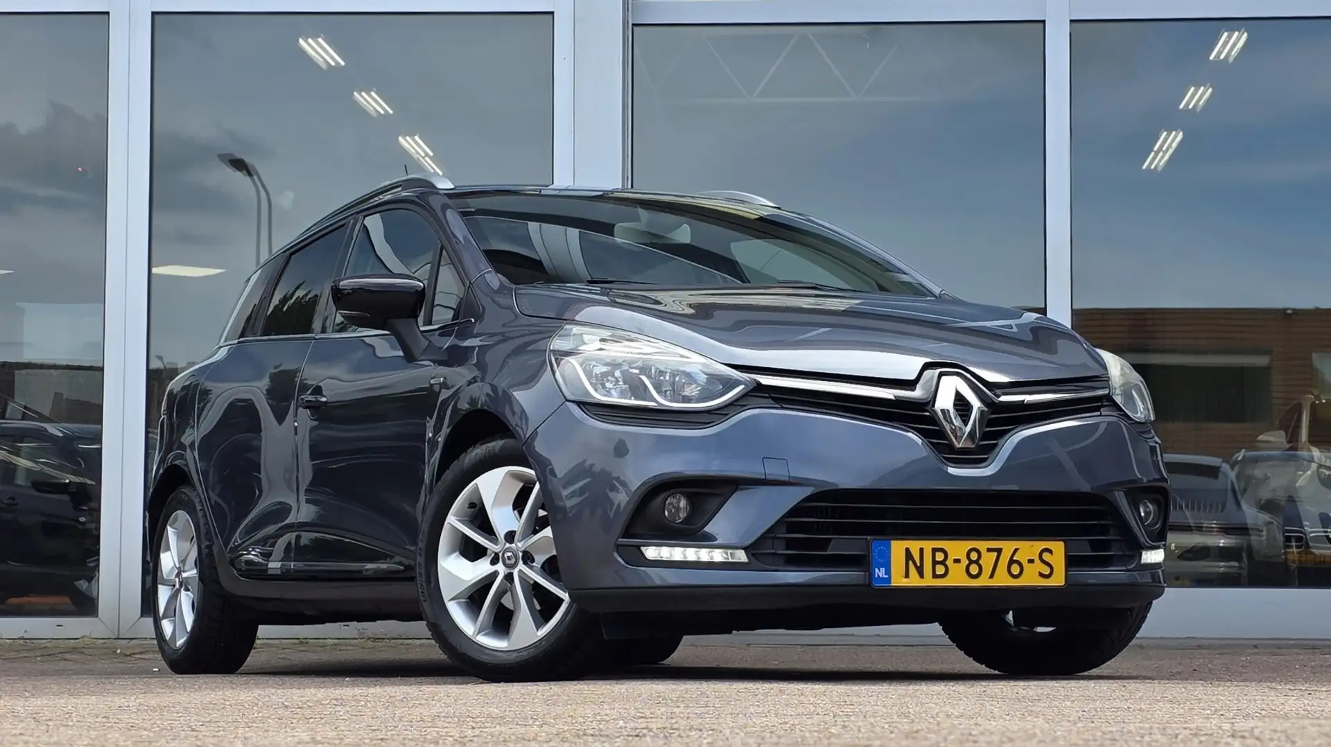 Renault Clio Estate 1.2 TCe Limited 4-Cilinder Trekhaak Navigat Grijs - 2
