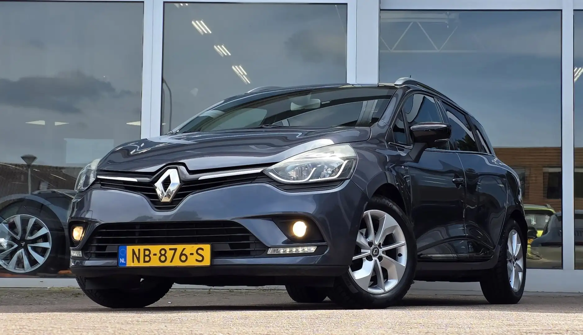 Renault Clio Estate 1.2 TCe Limited 4-Cilinder Trekhaak Navigat Grijs - 1