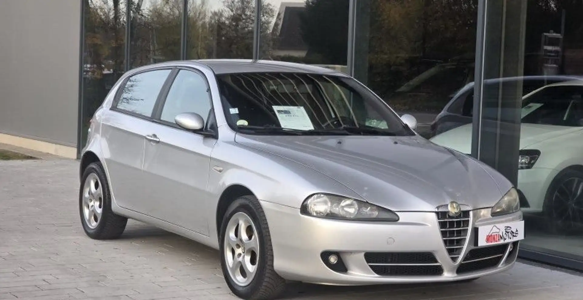 Alfa Romeo 147 1.6 105CH 5P Gris - 1