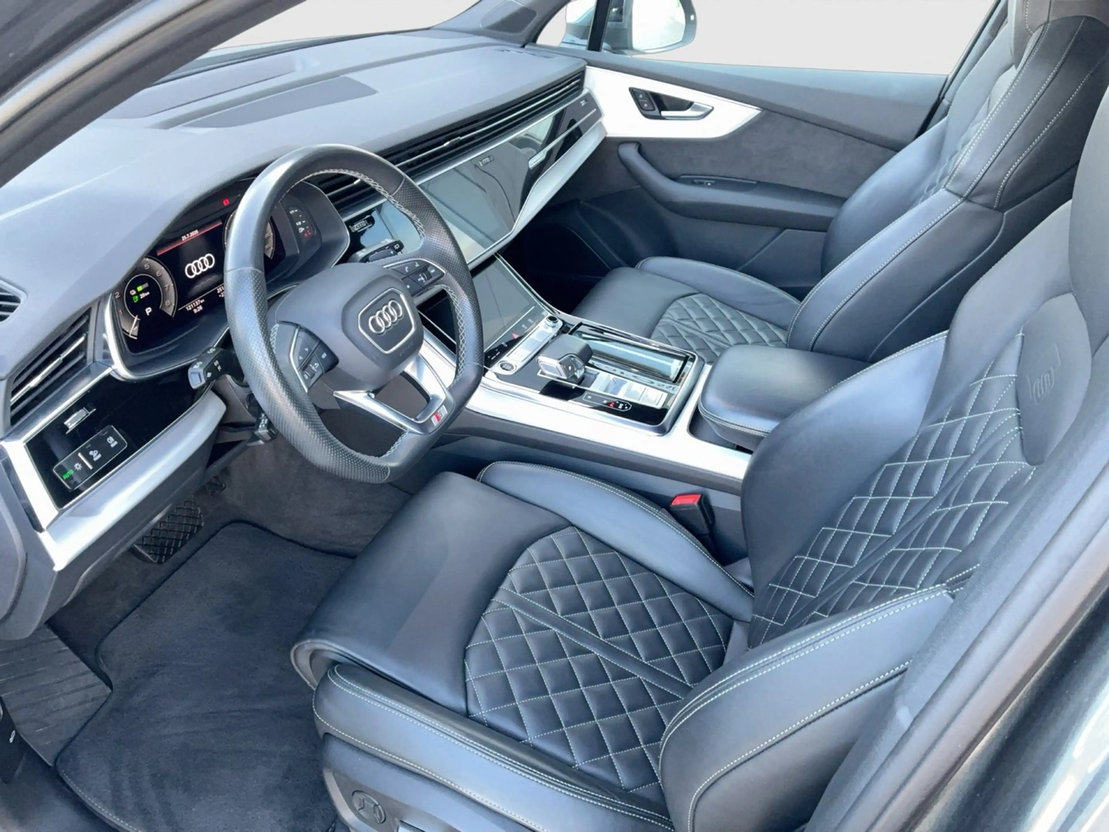Audi Q7 55 TFSI e quattro S line — photo 8
