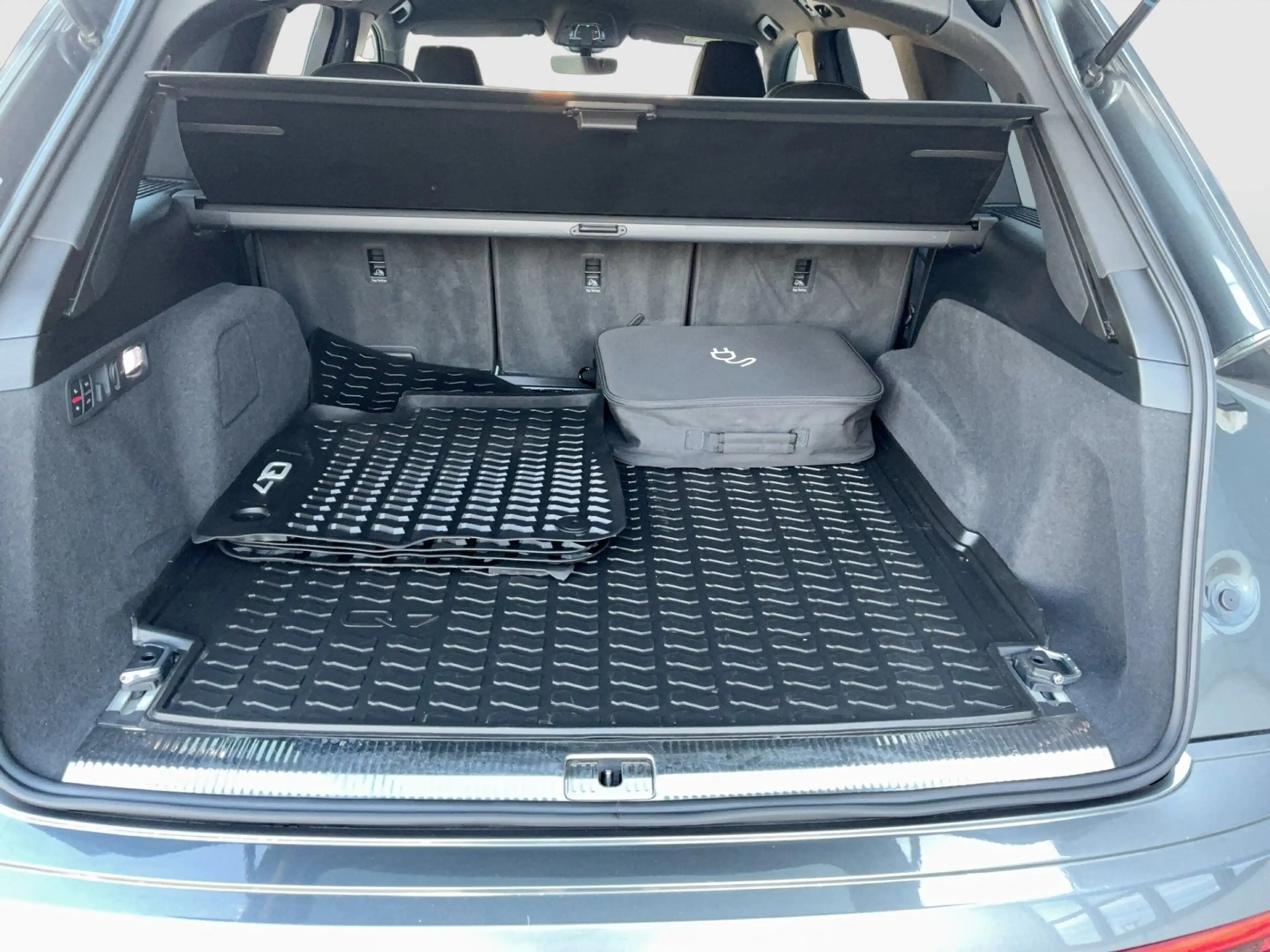 Audi Q7 55 TFSI e quattro S line — photo 12