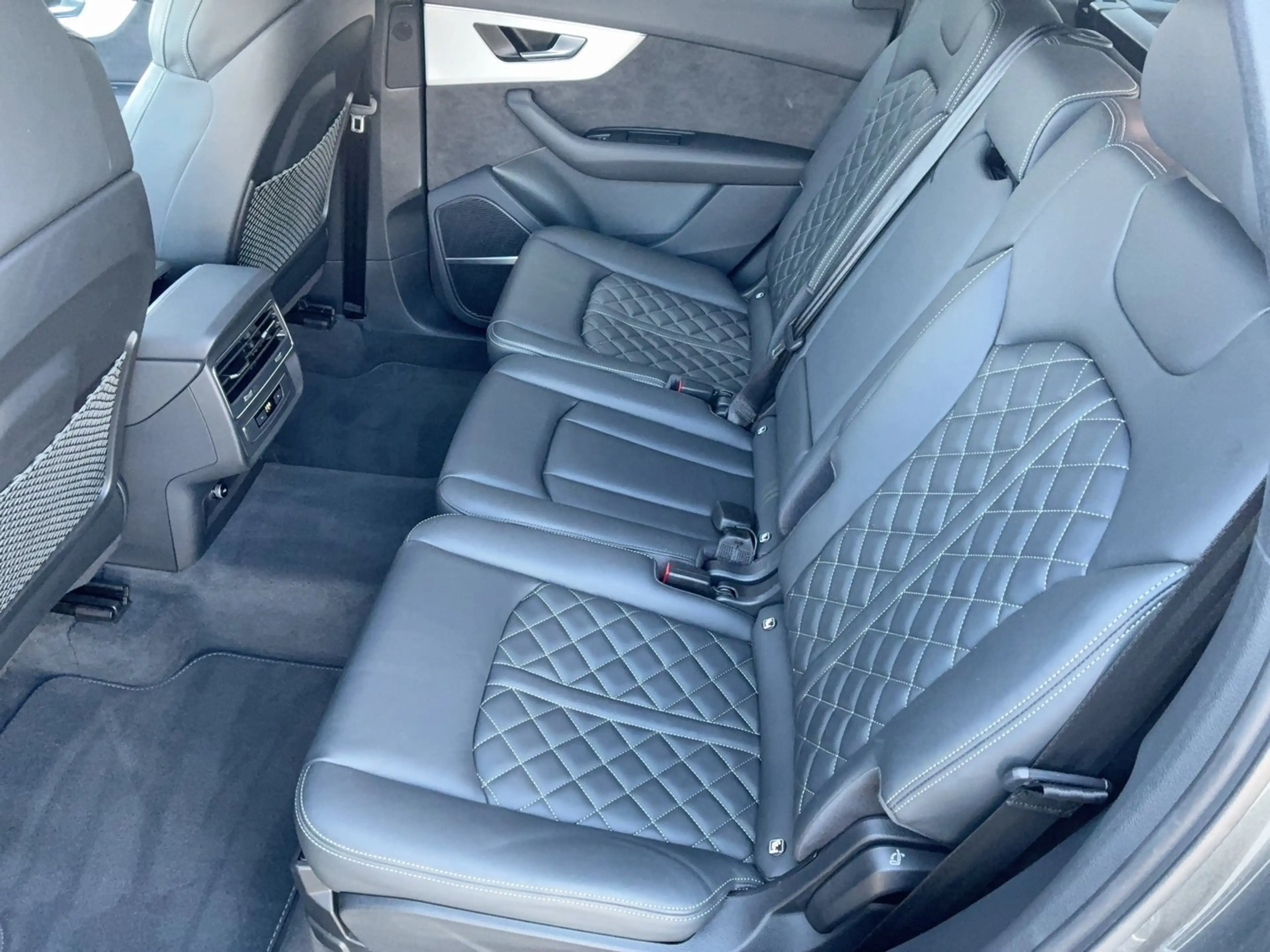 Audi Q7 55 TFSI e quattro S line — photo 11