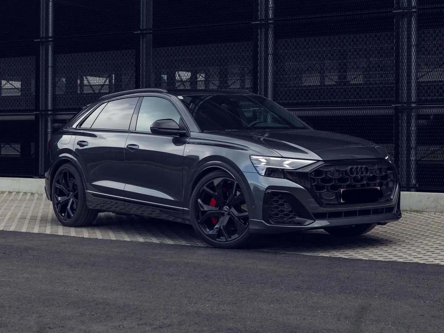 Audi Q8 Grau - 1