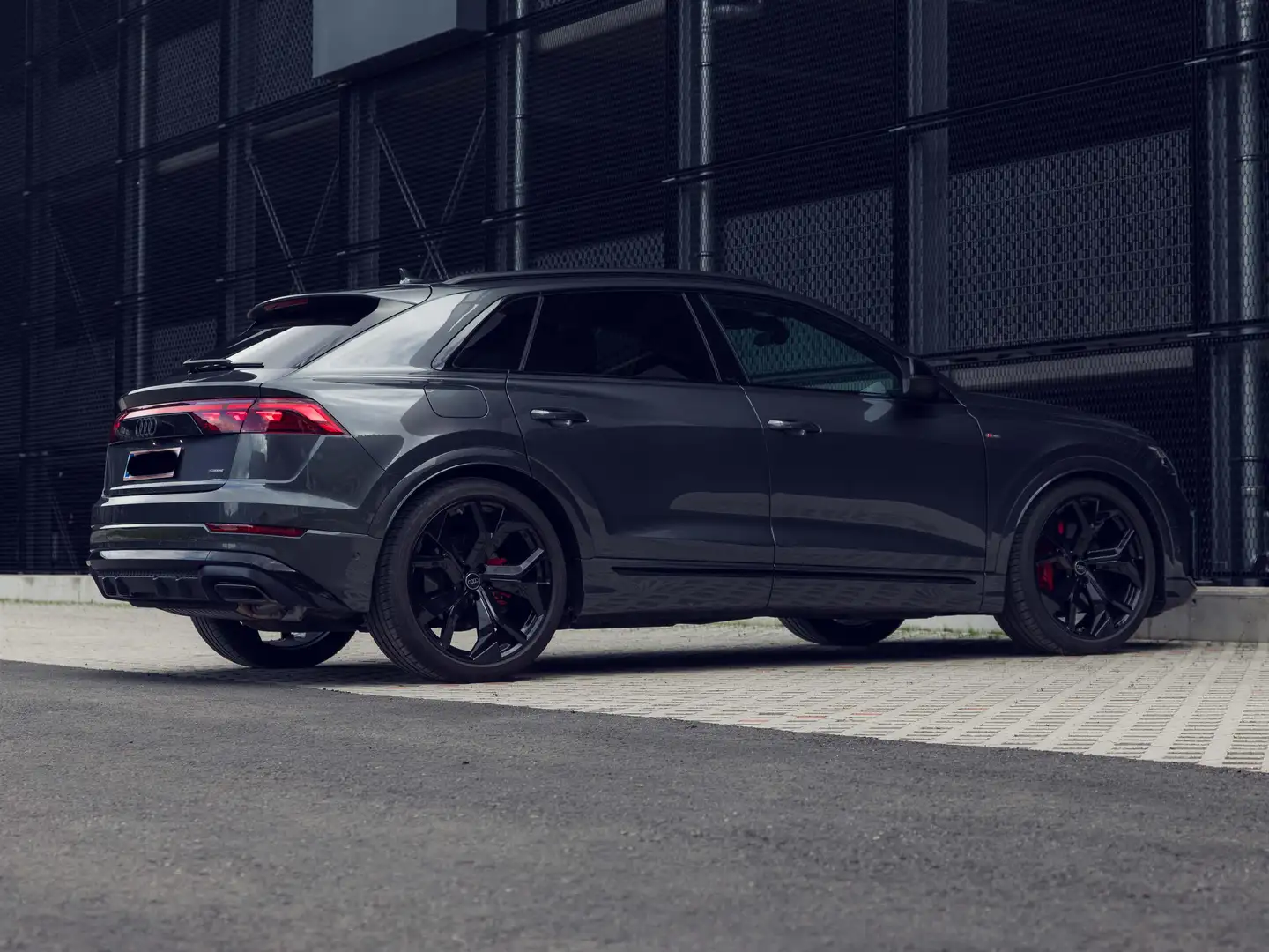 Audi Q8 Grau - 2