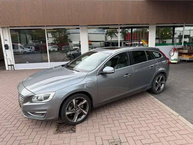 Volvo V60 2.4 D6 Twin engine R-Design NL-auto LAGE KM-STAND