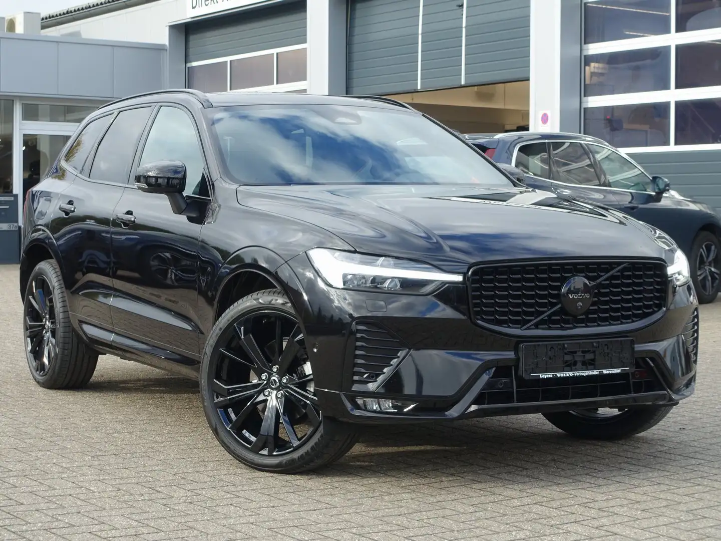 Volvo XC60 Black Edition Ultra B5 AWD HUD/360°/PANORAM Schwarz - 2