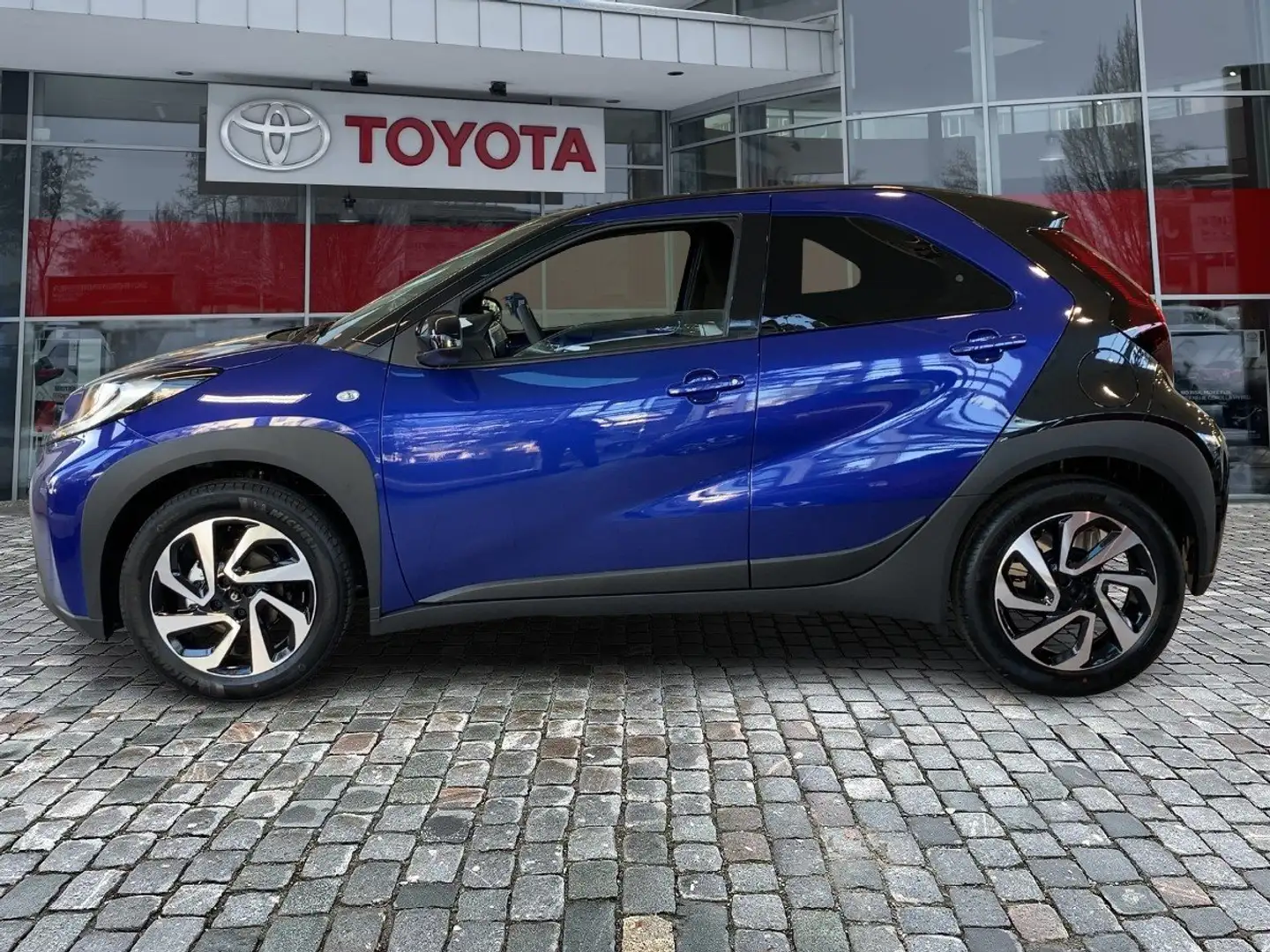 Toyota Aygo 1.0 Teamplayer **schnell verfügbar** Bleu - 2